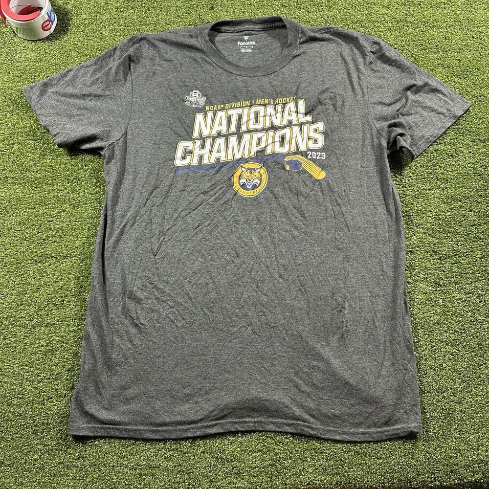 Quinnipiac Bobcats Champs Shirt Adult L Gray Short Sleeve Fanatics Mens NWOT